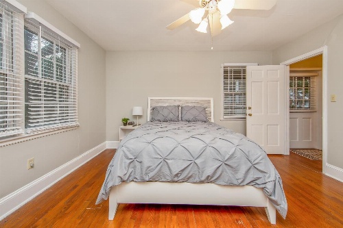 Hinsdale Manor image 3